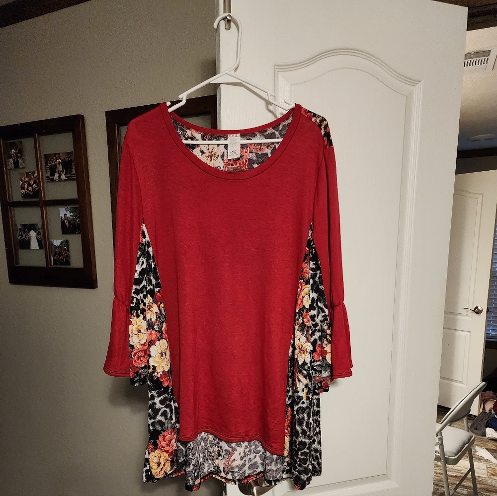 Red boutique top size 3x